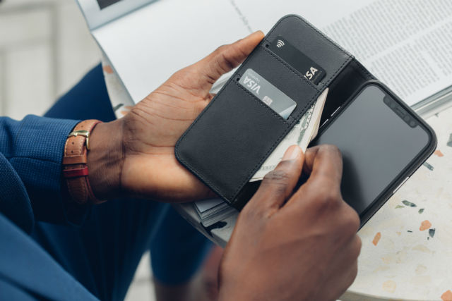 Carcasa con billetera Moshi Overture para iPhone 12 Pro Max